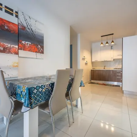 Apartament House *